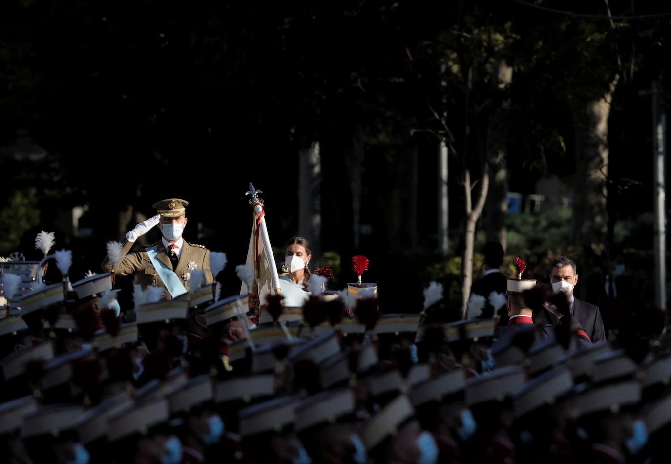 Los Reyes y la infanta Sofía han presidido el desfile militar del 12 de octubre, al que han asistido también el presidente del Gobierno, Pedro Sánchez, los miembros del Consejo de Ministros y la mayoría de los presidentes autonómicos, entre ellos, el de Asturias, Adrián Barbón.