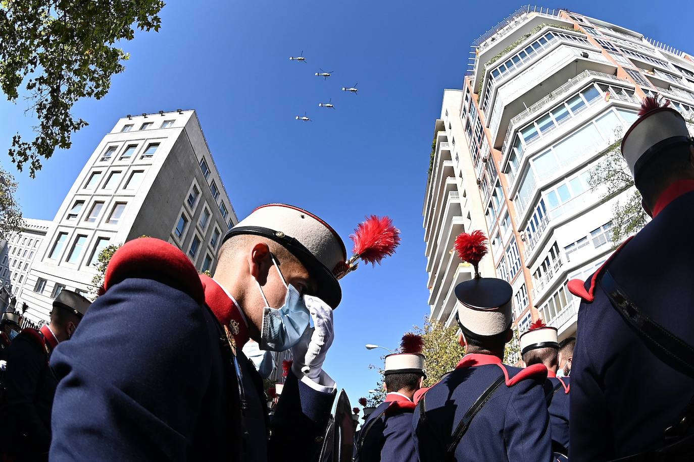 Los Reyes y la infanta Sofía han presidido el desfile militar del 12 de octubre, al que han asistido también el presidente del Gobierno, Pedro Sánchez, los miembros del Consejo de Ministros y la mayoría de los presidentes autonómicos, entre ellos, el de Asturias, Adrián Barbón.