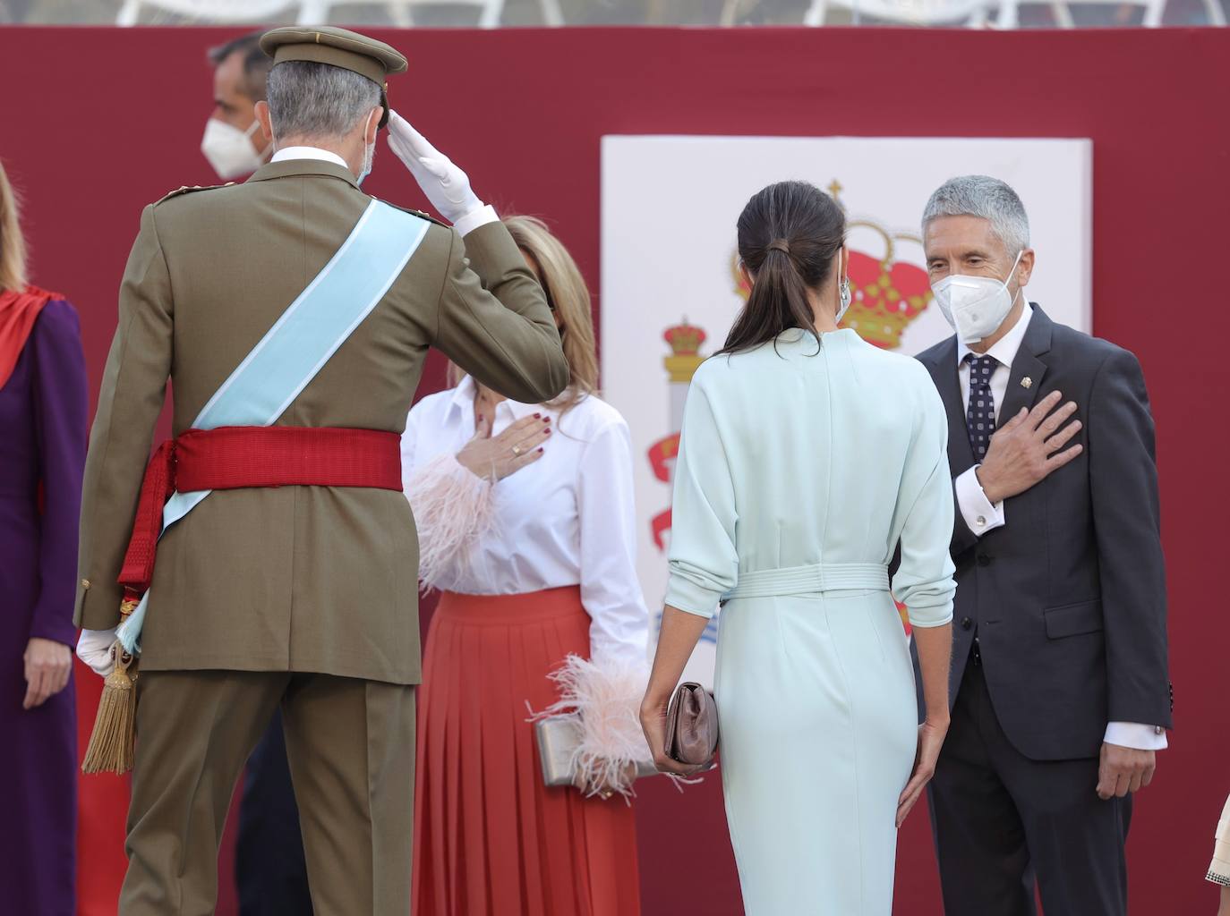 Los Reyes y la infanta Sofía han presidido el desfile militar del 12 de octubre, al que han asistido también el presidente del Gobierno, Pedro Sánchez, los miembros del Consejo de Ministros y la mayoría de los presidentes autonómicos, entre ellos, el de Asturias, Adrián Barbón.