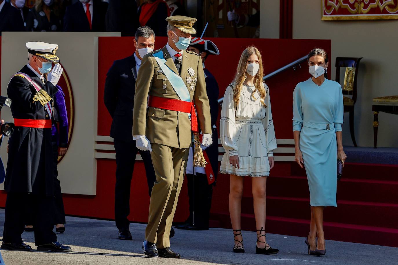 Los Reyes y la infanta Sofía han presidido el desfile militar del 12 de octubre, al que han asistido también el presidente del Gobierno, Pedro Sánchez, los miembros del Consejo de Ministros y la mayoría de los presidentes autonómicos, entre ellos, el de Asturias, Adrián Barbón.