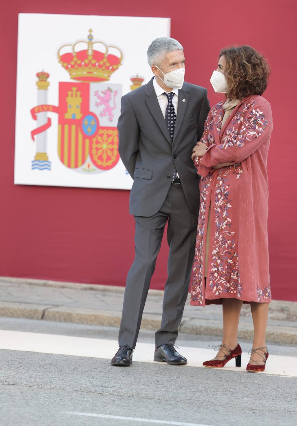 Los Reyes y la infanta Sofía han presidido el desfile militar del 12 de octubre, al que han asistido también el presidente del Gobierno, Pedro Sánchez, los miembros del Consejo de Ministros y la mayoría de los presidentes autonómicos, entre ellos, el de Asturias, Adrián Barbón.