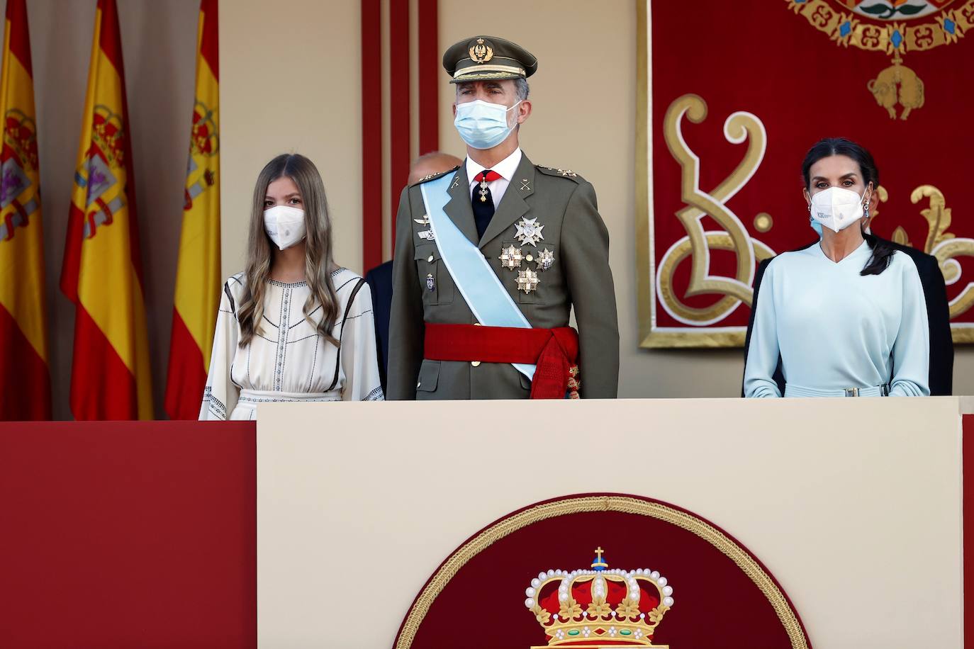 Los Reyes y la infanta Sofía han presidido el desfile militar del 12 de octubre, al que han asistido también el presidente del Gobierno, Pedro Sánchez, los miembros del Consejo de Ministros y la mayoría de los presidentes autonómicos, entre ellos, el de Asturias, Adrián Barbón.