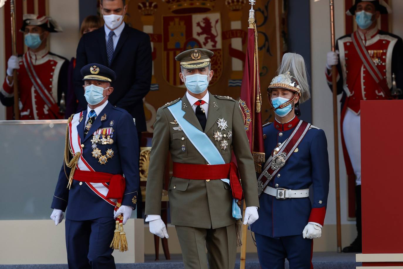 Los Reyes y la infanta Sofía han presidido el desfile militar del 12 de octubre, al que han asistido también el presidente del Gobierno, Pedro Sánchez, los miembros del Consejo de Ministros y la mayoría de los presidentes autonómicos, entre ellos, el de Asturias, Adrián Barbón.