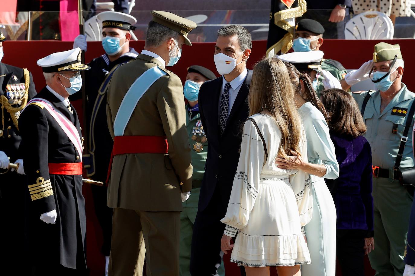 Los Reyes y la infanta Sofía han presidido el desfile militar del 12 de octubre, al que han asistido también el presidente del Gobierno, Pedro Sánchez, los miembros del Consejo de Ministros y la mayoría de los presidentes autonómicos, entre ellos, el de Asturias, Adrián Barbón.