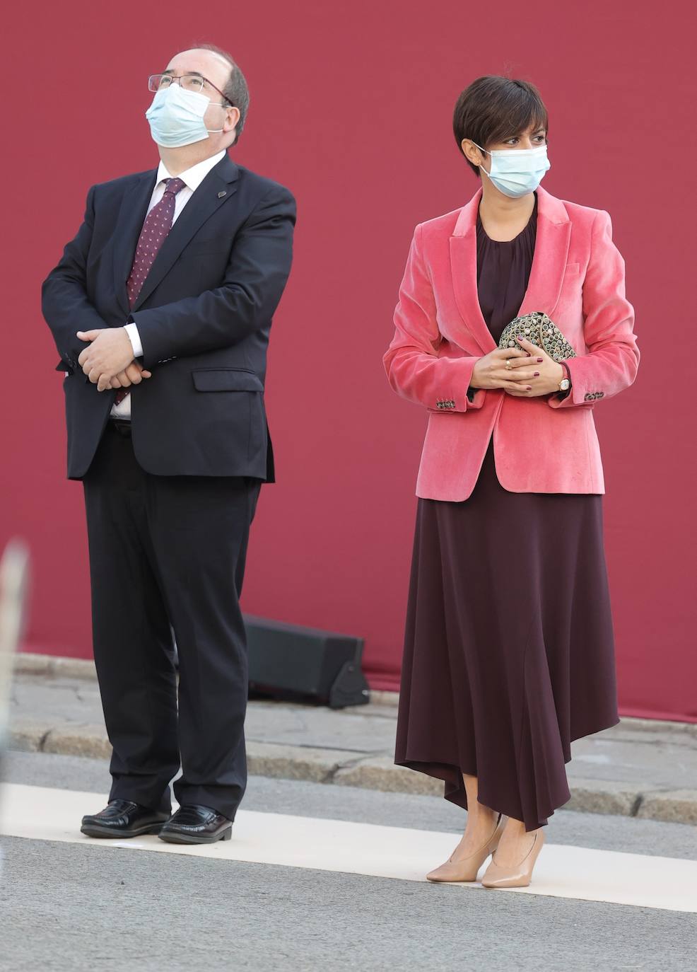 Los Reyes y la infanta Sofía han presidido el desfile militar del 12 de octubre, al que han asistido también el presidente del Gobierno, Pedro Sánchez, los miembros del Consejo de Ministros y la mayoría de los presidentes autonómicos, entre ellos, el de Asturias, Adrián Barbón.