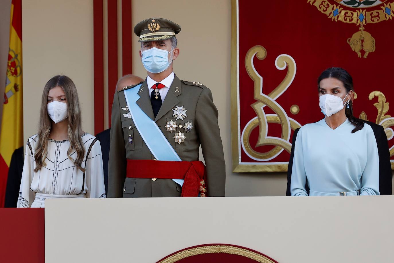 Los Reyes y la infanta Sofía han presidido el desfile militar del 12 de octubre, al que han asistido también el presidente del Gobierno, Pedro Sánchez, los miembros del Consejo de Ministros y la mayoría de los presidentes autonómicos, entre ellos, el de Asturias, Adrián Barbón.