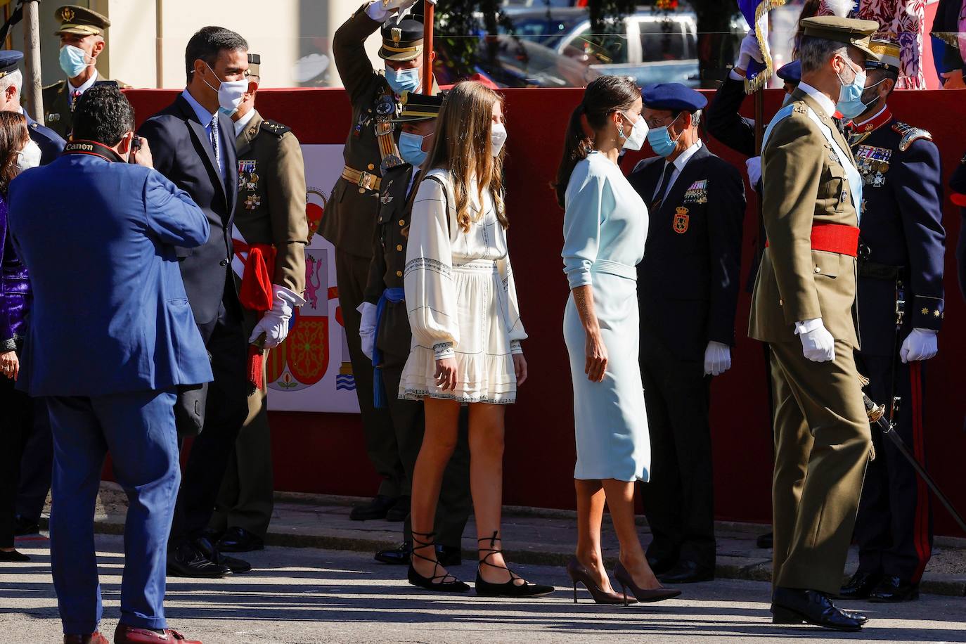 Los Reyes y la infanta Sofía han presidido el desfile militar del 12 de octubre, al que han asistido también el presidente del Gobierno, Pedro Sánchez, los miembros del Consejo de Ministros y la mayoría de los presidentes autonómicos, entre ellos, el de Asturias, Adrián Barbón.