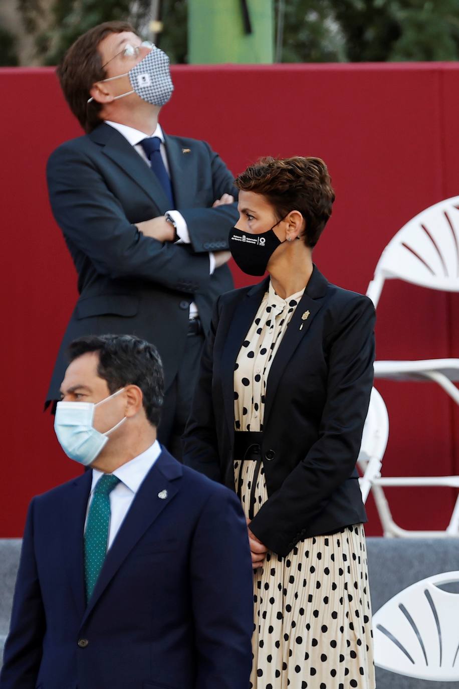 Los Reyes y la infanta Sofía han presidido el desfile militar del 12 de octubre, al que han asistido también el presidente del Gobierno, Pedro Sánchez, los miembros del Consejo de Ministros y la mayoría de los presidentes autonómicos, entre ellos, el de Asturias, Adrián Barbón.