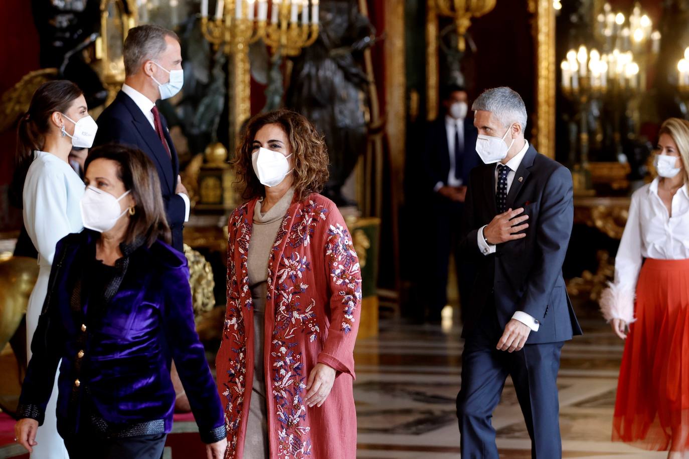 El Palacio Real de Madrid ha acogido la tradicional recepción que los Reyes ofrecen con motivo de la Fiesta Nacional y que el año pasado tuvo que suspenderse por la covid. Esta vez, el número inferior de invitados ha sido menor al habitual, unos 200, y ha sido imprescindible prescindir de bebidas y llevar la mascarilla para cumplir con las normas vigentes.