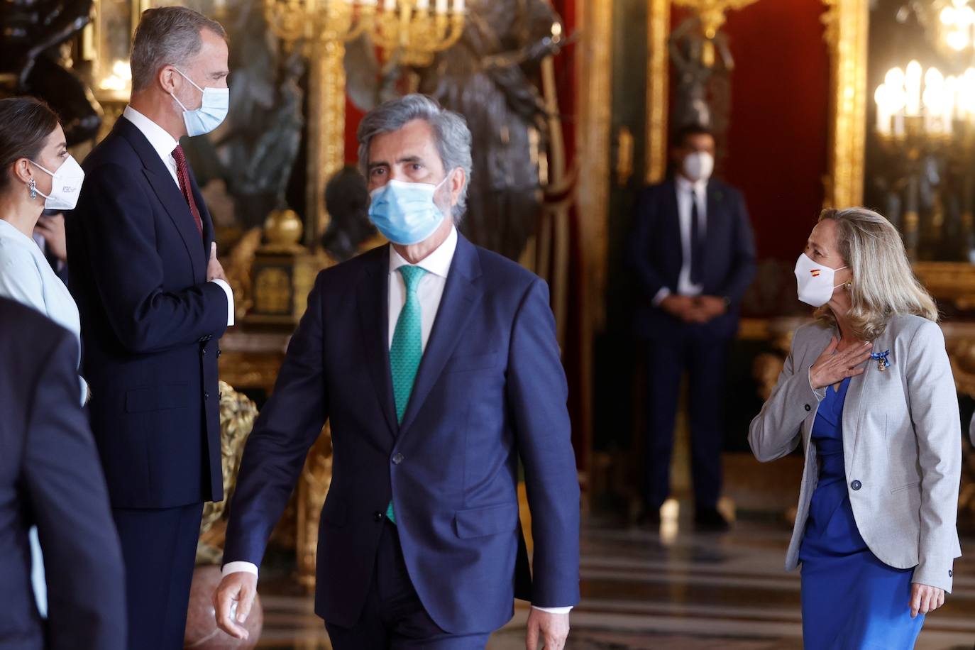 El Palacio Real de Madrid ha acogido la tradicional recepción que los Reyes ofrecen con motivo de la Fiesta Nacional y que el año pasado tuvo que suspenderse por la covid. Esta vez, el número inferior de invitados ha sido menor al habitual, unos 200, y ha sido imprescindible prescindir de bebidas y llevar la mascarilla para cumplir con las normas vigentes.