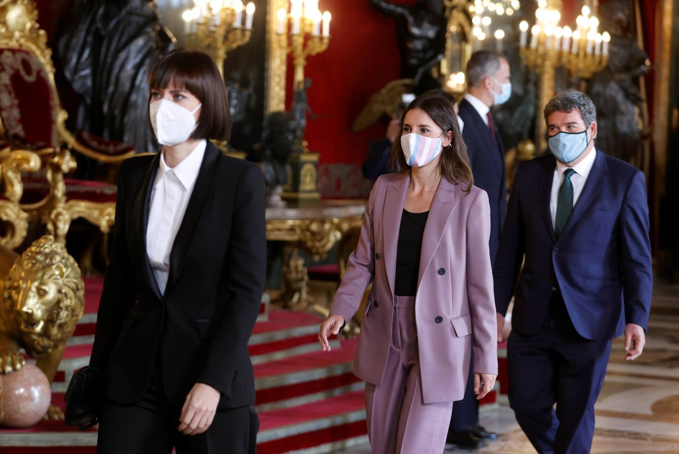 El Palacio Real de Madrid ha acogido la tradicional recepción que los Reyes ofrecen con motivo de la Fiesta Nacional y que el año pasado tuvo que suspenderse por la covid. Esta vez, el número inferior de invitados ha sido menor al habitual, unos 200, y ha sido imprescindible prescindir de bebidas y llevar la mascarilla para cumplir con las normas vigentes.