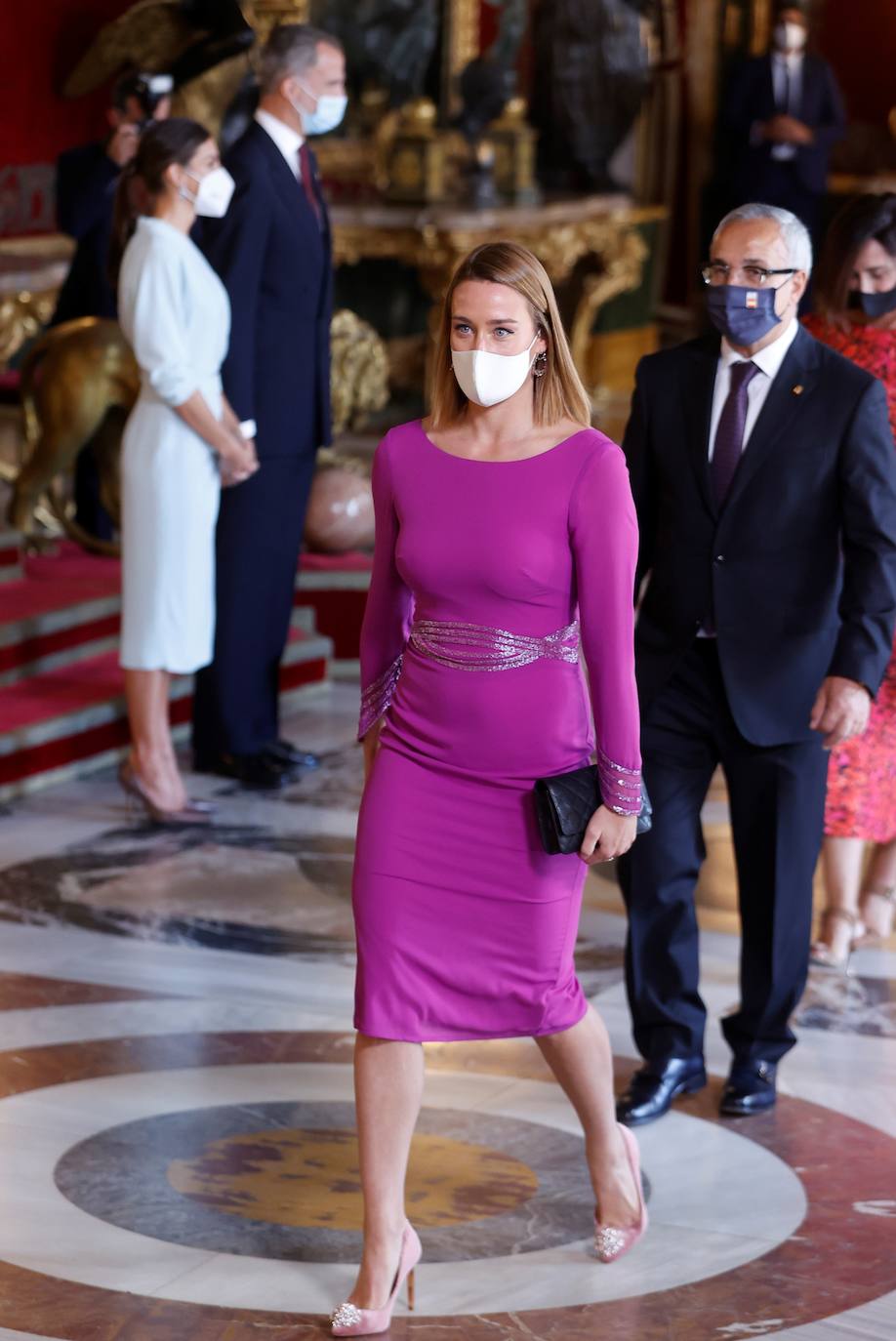 El Palacio Real de Madrid ha acogido la tradicional recepción que los Reyes ofrecen con motivo de la Fiesta Nacional y que el año pasado tuvo que suspenderse por la covid. Esta vez, el número inferior de invitados ha sido menor al habitual, unos 200, y ha sido imprescindible prescindir de bebidas y llevar la mascarilla para cumplir con las normas vigentes.