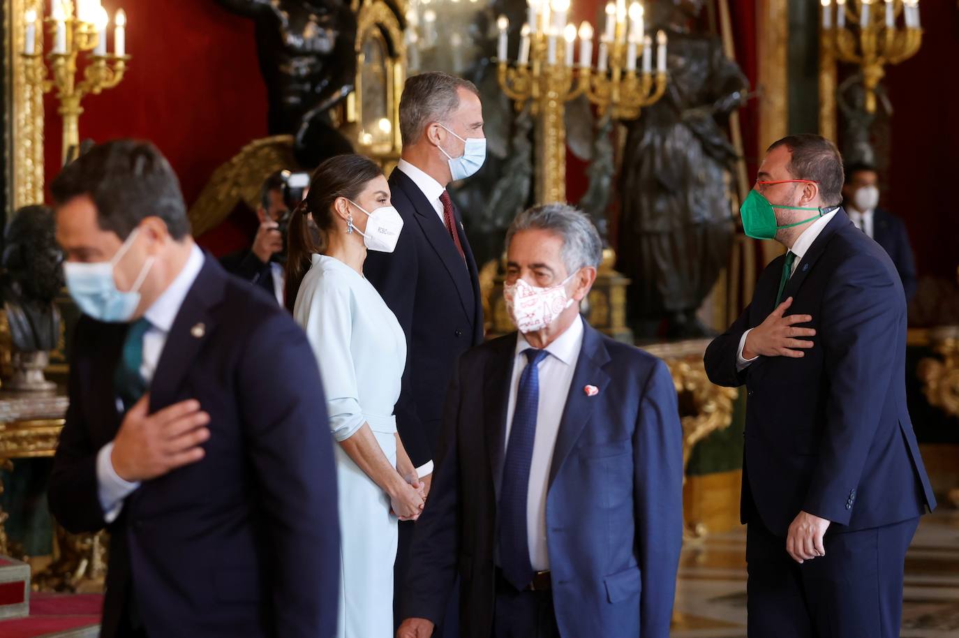 El Palacio Real de Madrid ha acogido la tradicional recepción que los Reyes ofrecen con motivo de la Fiesta Nacional y que el año pasado tuvo que suspenderse por la covid. Esta vez, el número inferior de invitados ha sido menor al habitual, unos 200, y ha sido imprescindible prescindir de bebidas y llevar la mascarilla para cumplir con las normas vigentes.