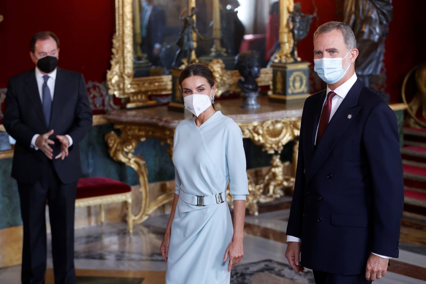 El Palacio Real de Madrid ha acogido la tradicional recepción que los Reyes ofrecen con motivo de la Fiesta Nacional y que el año pasado tuvo que suspenderse por la covid. Esta vez, el número inferior de invitados ha sido menor al habitual, unos 200, y ha sido imprescindible prescindir de bebidas y llevar la mascarilla para cumplir con las normas vigentes.