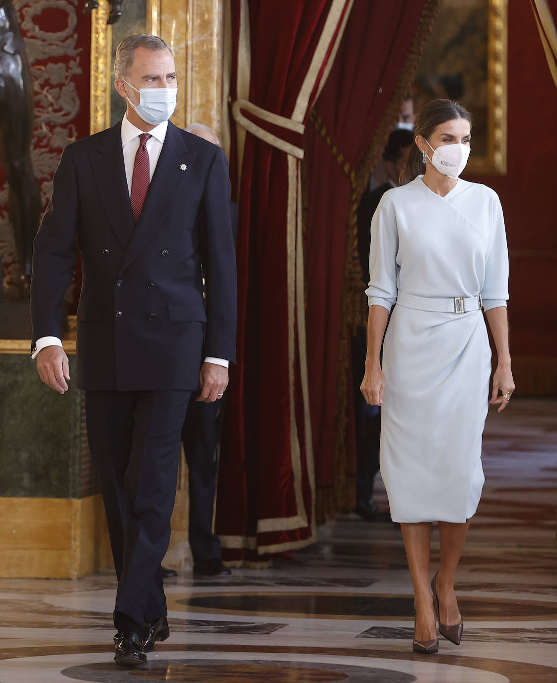 El Palacio Real de Madrid ha acogido la tradicional recepción que los Reyes ofrecen con motivo de la Fiesta Nacional y que el año pasado tuvo que suspenderse por la covid. Esta vez, el número inferior de invitados ha sido menor al habitual, unos 200, y ha sido imprescindible prescindir de bebidas y llevar la mascarilla para cumplir con las normas vigentes.