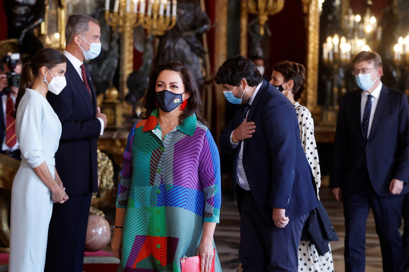 El Palacio Real de Madrid ha acogido la tradicional recepción que los Reyes ofrecen con motivo de la Fiesta Nacional y que el año pasado tuvo que suspenderse por la covid. Esta vez, el número inferior de invitados ha sido menor al habitual, unos 200, y ha sido imprescindible prescindir de bebidas y llevar la mascarilla para cumplir con las normas vigentes.