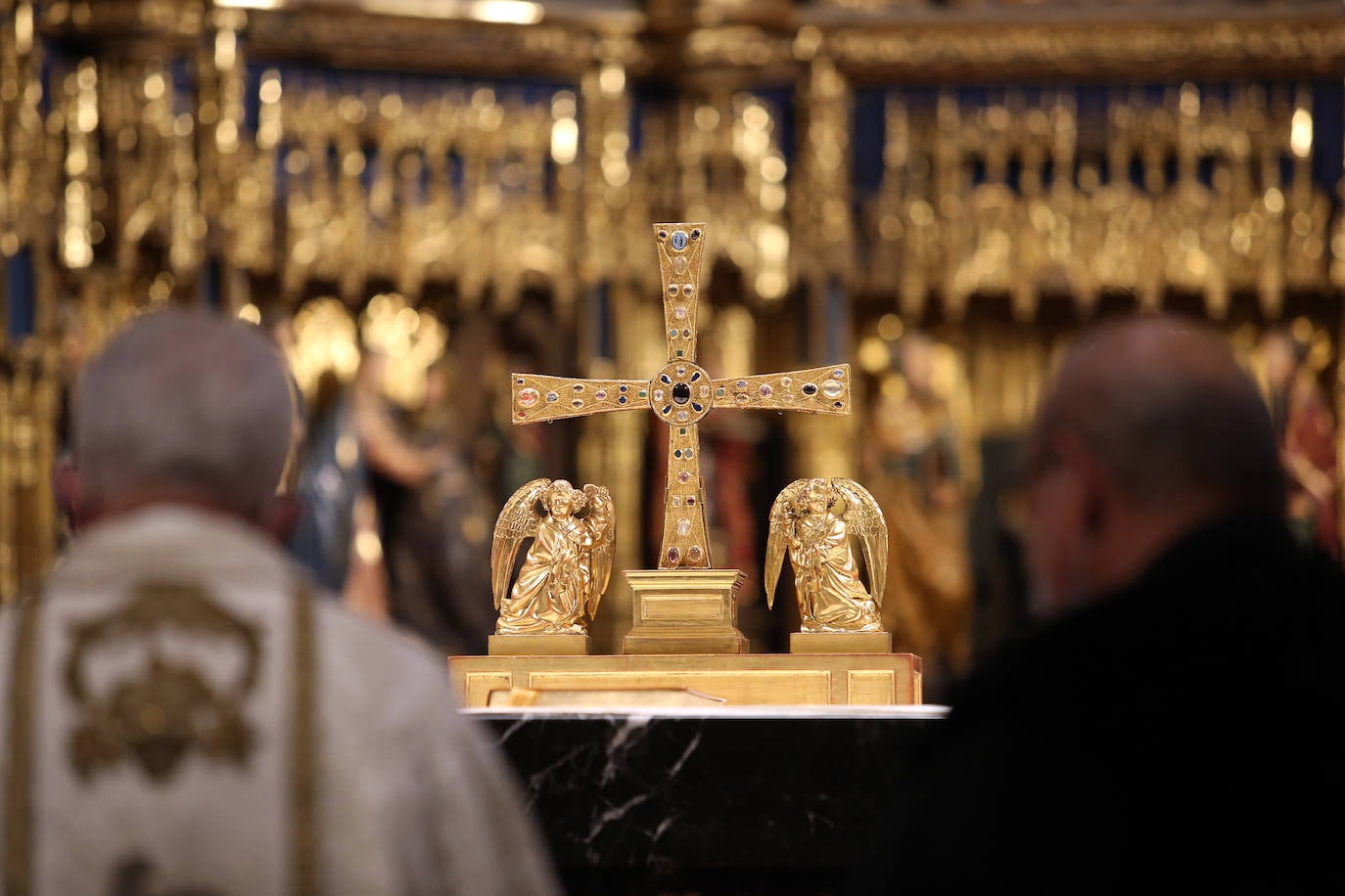 La Catedral de Oviedo celebra sus 1.200 años ante cientos de fieles con una misa en rito hispano-mozárabe presidida por la Cruz de los Ángeles en el altar mayor
