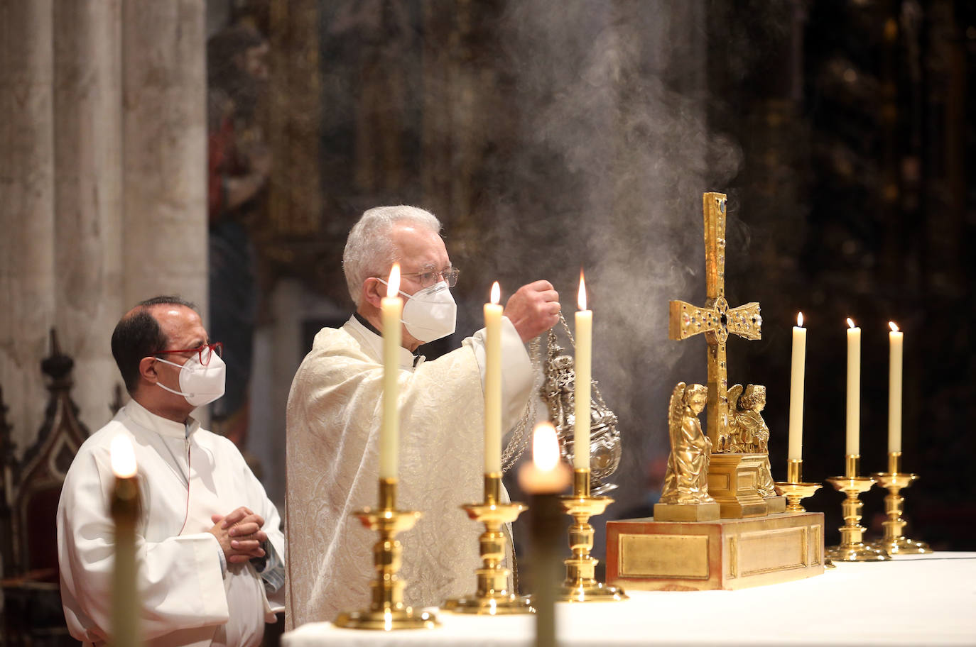 La Catedral de Oviedo celebra sus 1.200 años ante cientos de fieles con una misa en rito hispano-mozárabe presidida por la Cruz de los Ángeles en el altar mayor