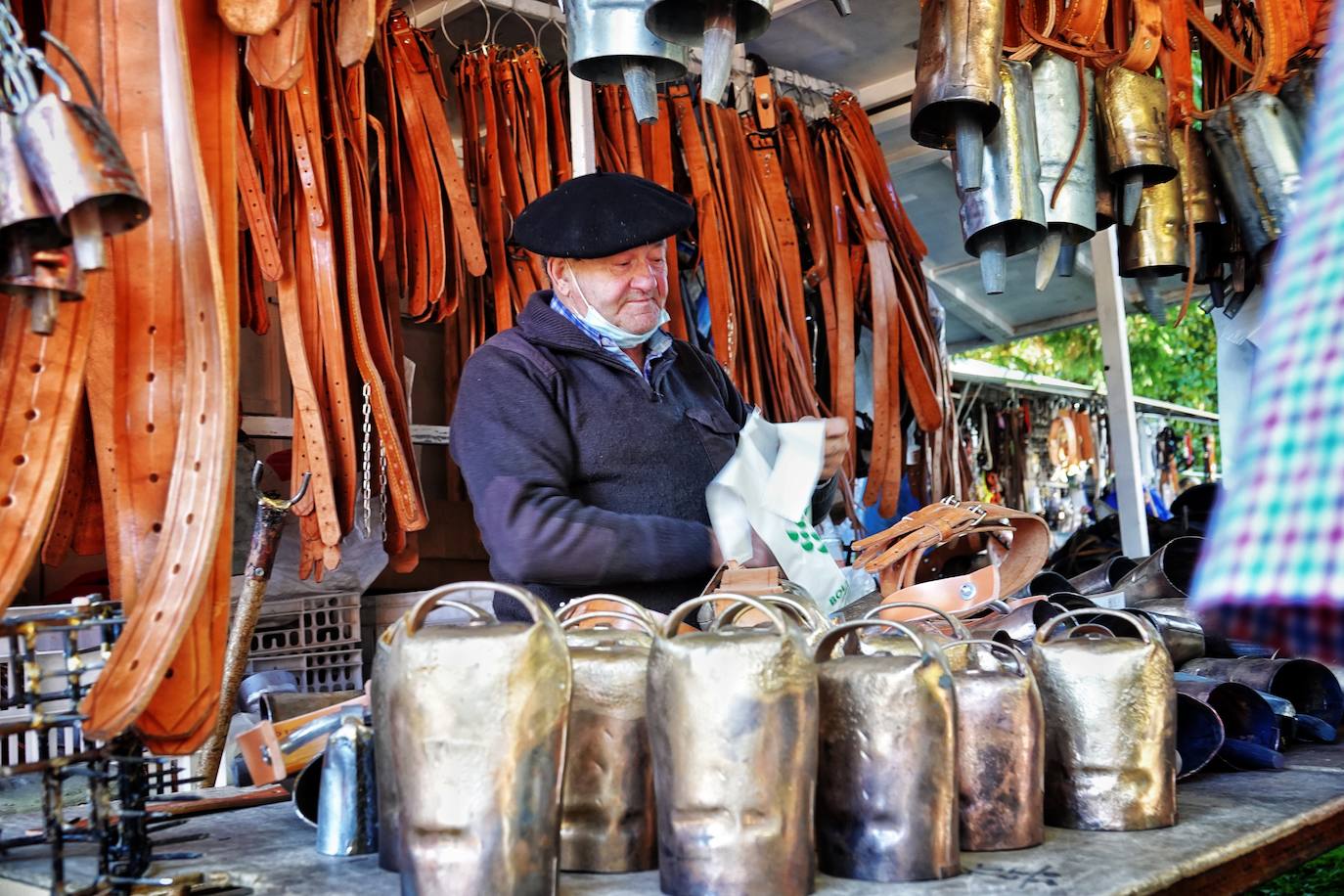 Tras la pasada edición marcada por la pandemia, el certamen de Santa Teresa ha reunido a unas 1.200 reses en el recinto de la piscifactoría, de nuevo con presencia de público