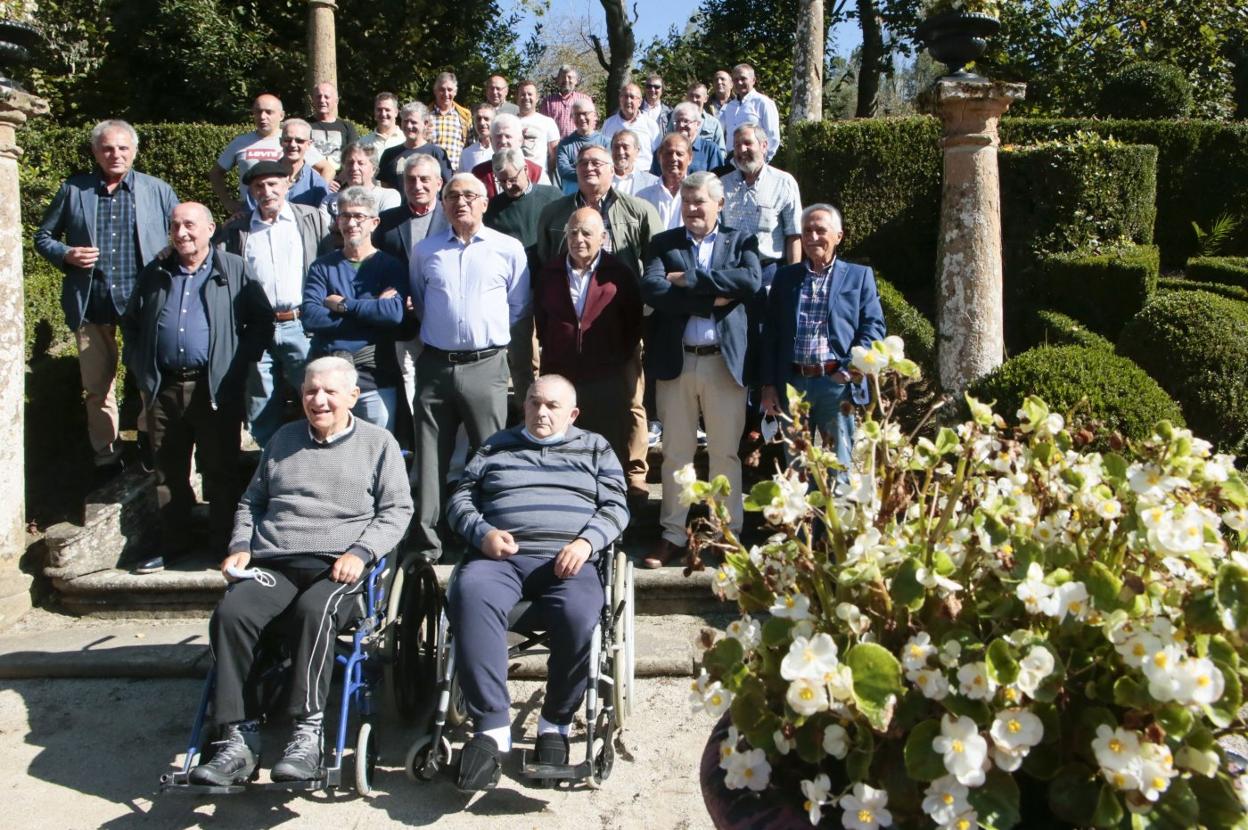 Los veteranos del Valdesoto CF ayer reunidos en el palacio de la localidad momentos previos a la presentación del libro que narra su historia. 