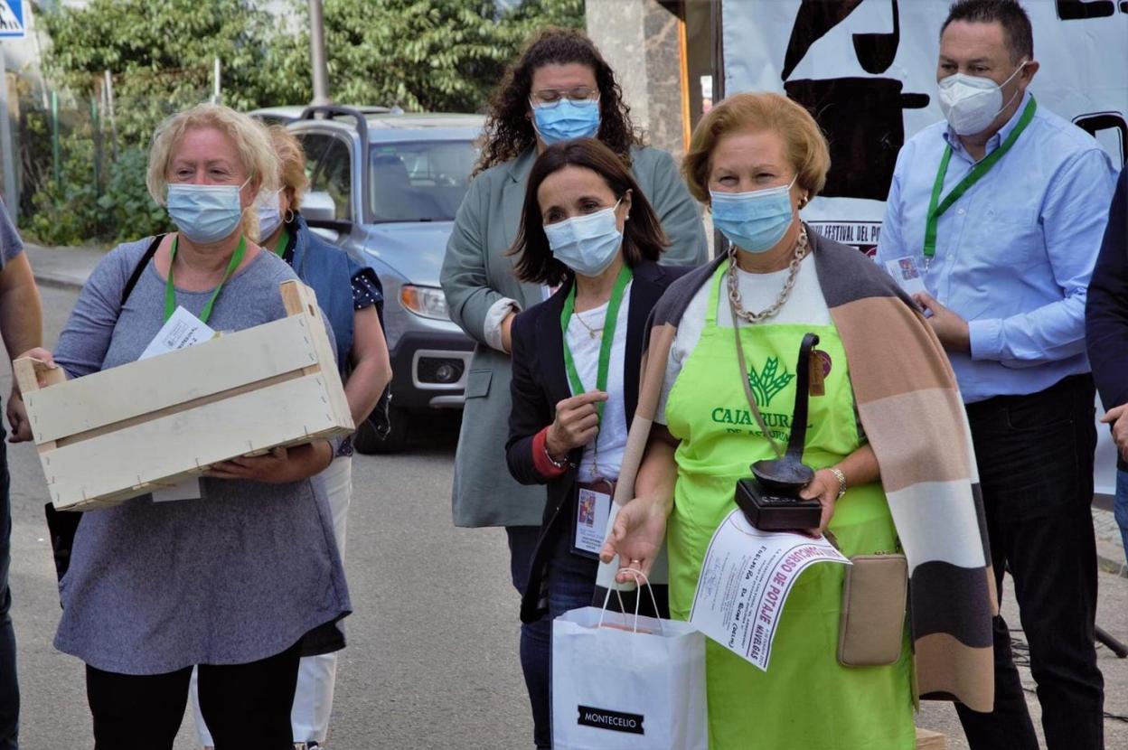 Edelmira Da Rocha, de delantal verde, con sus premios. 