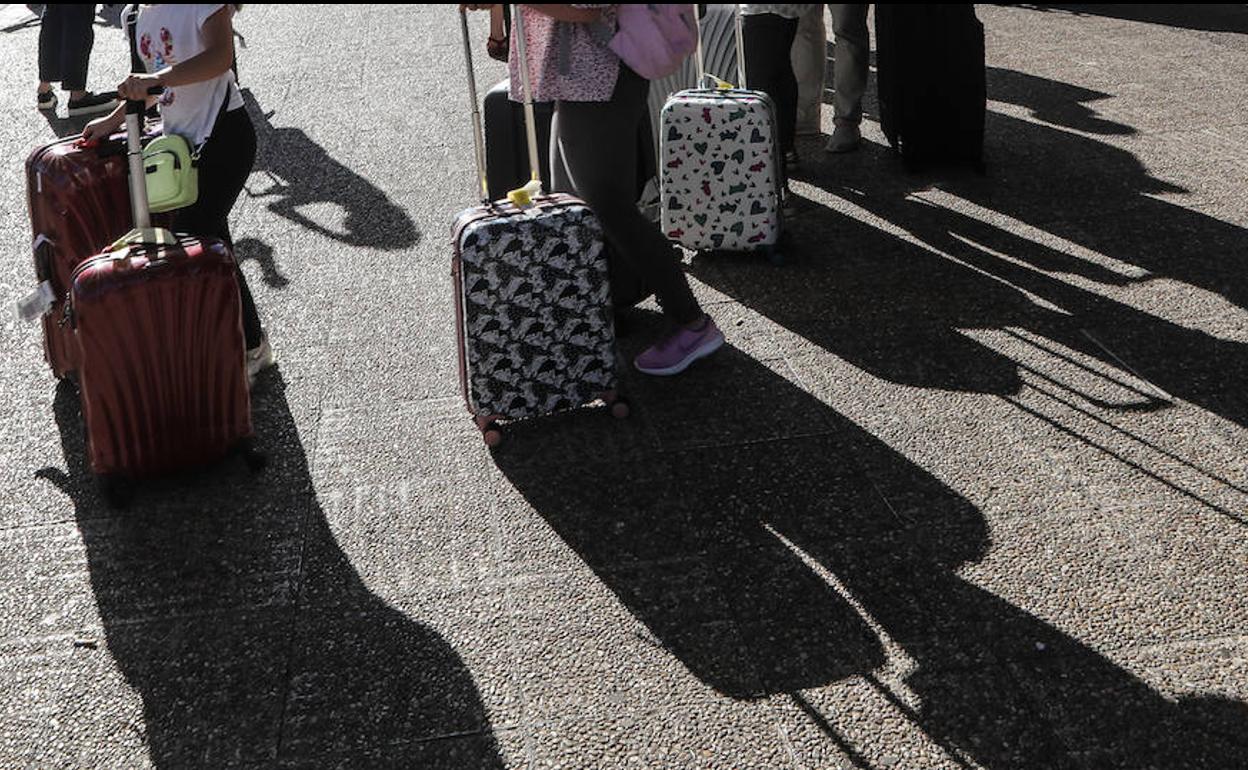 Viajeros en el aeropuerto de Asturias.