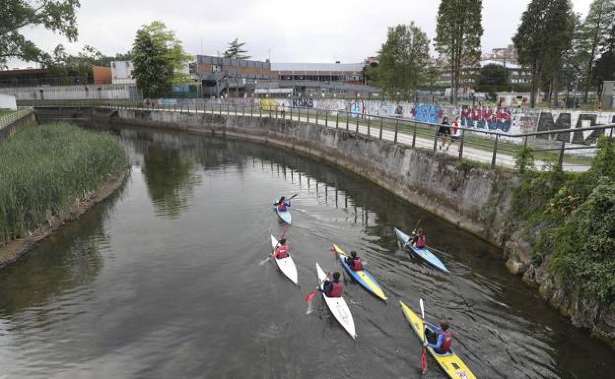 Piragüistas disfrutando del anillo navegable del río Piles. 