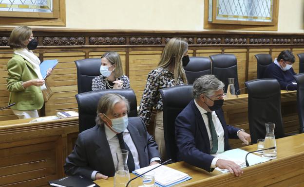 López-Asenjo ocupa su nuevo asiento en el Pleno, tras su salida del grupo popular.