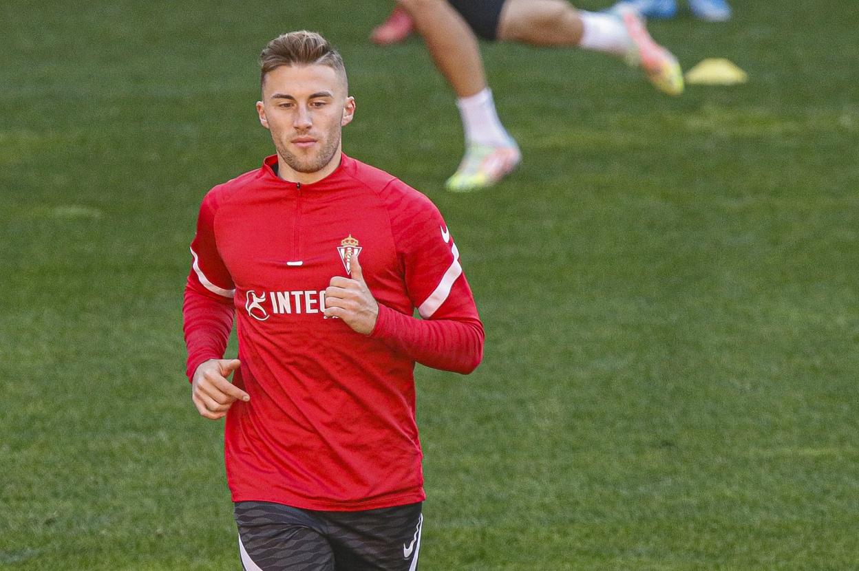 Bogdan, en el entrenamiento de ayer en El Molinón. 