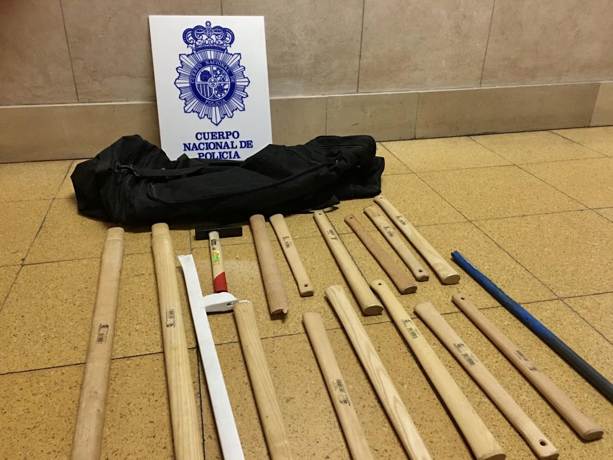 La bolsa de deporte encontrada a la entrada de uno de los bares inspeccionados el día previo al derbi, con los palos de madera y un martillo. 