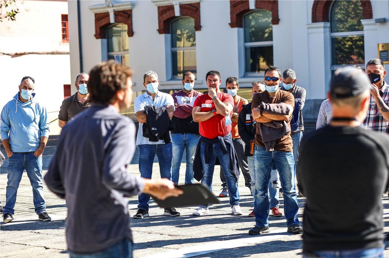 Los trabajadores se concentran en la plaza de Trubia. 