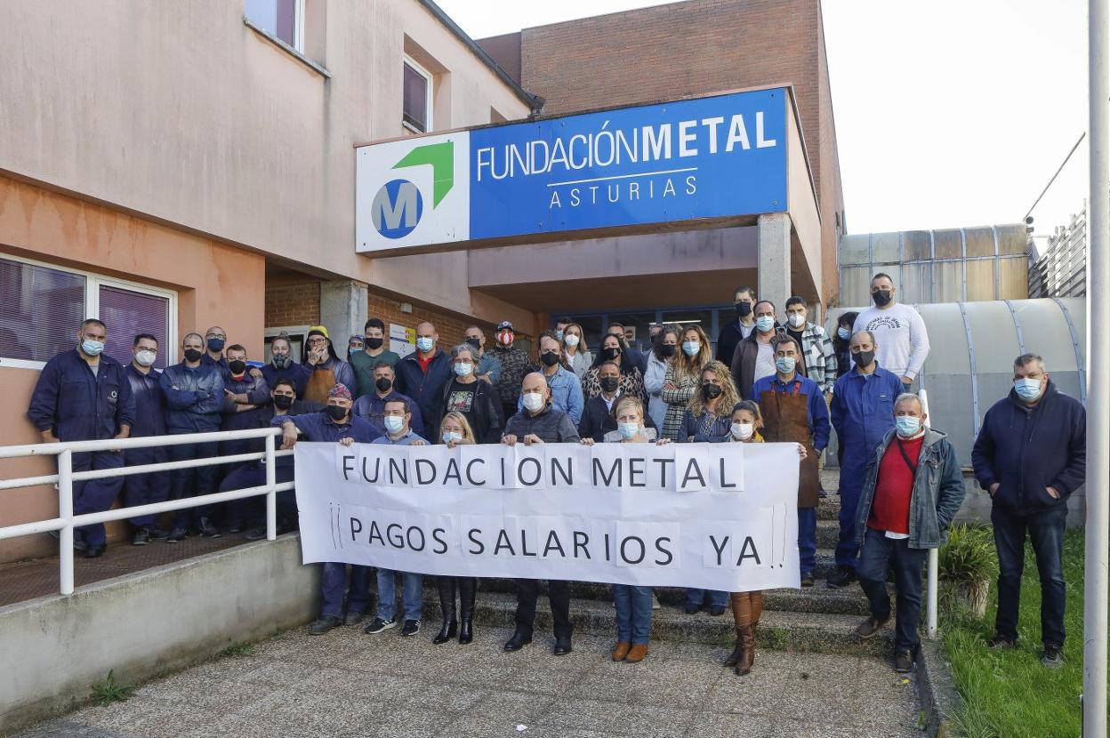 Trabajadores de la Fundación Metal, frente al centro de formación de Roces, en Gijón. 