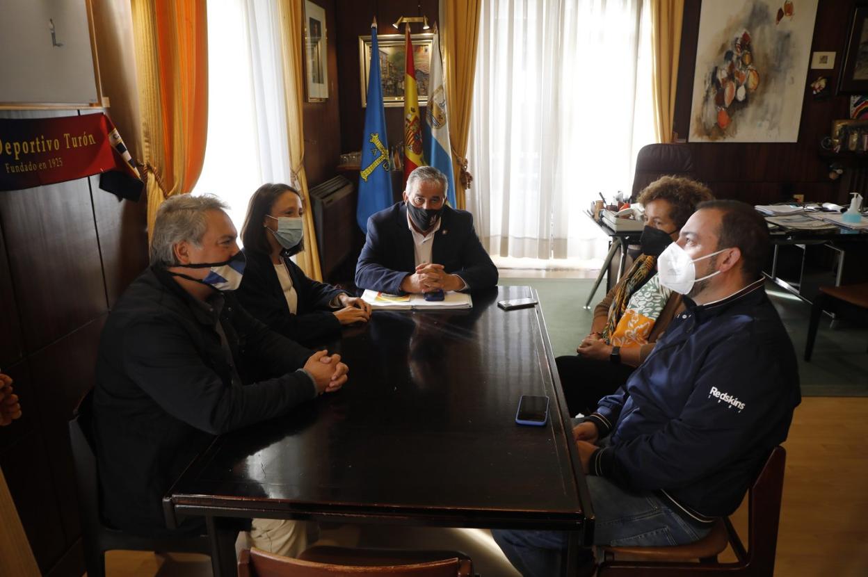 Fermín Bravo, Melania Álvarez, Aníbal Vázquez (centro), Teresa Iglesias y Manuel Ángel Álvarez. 