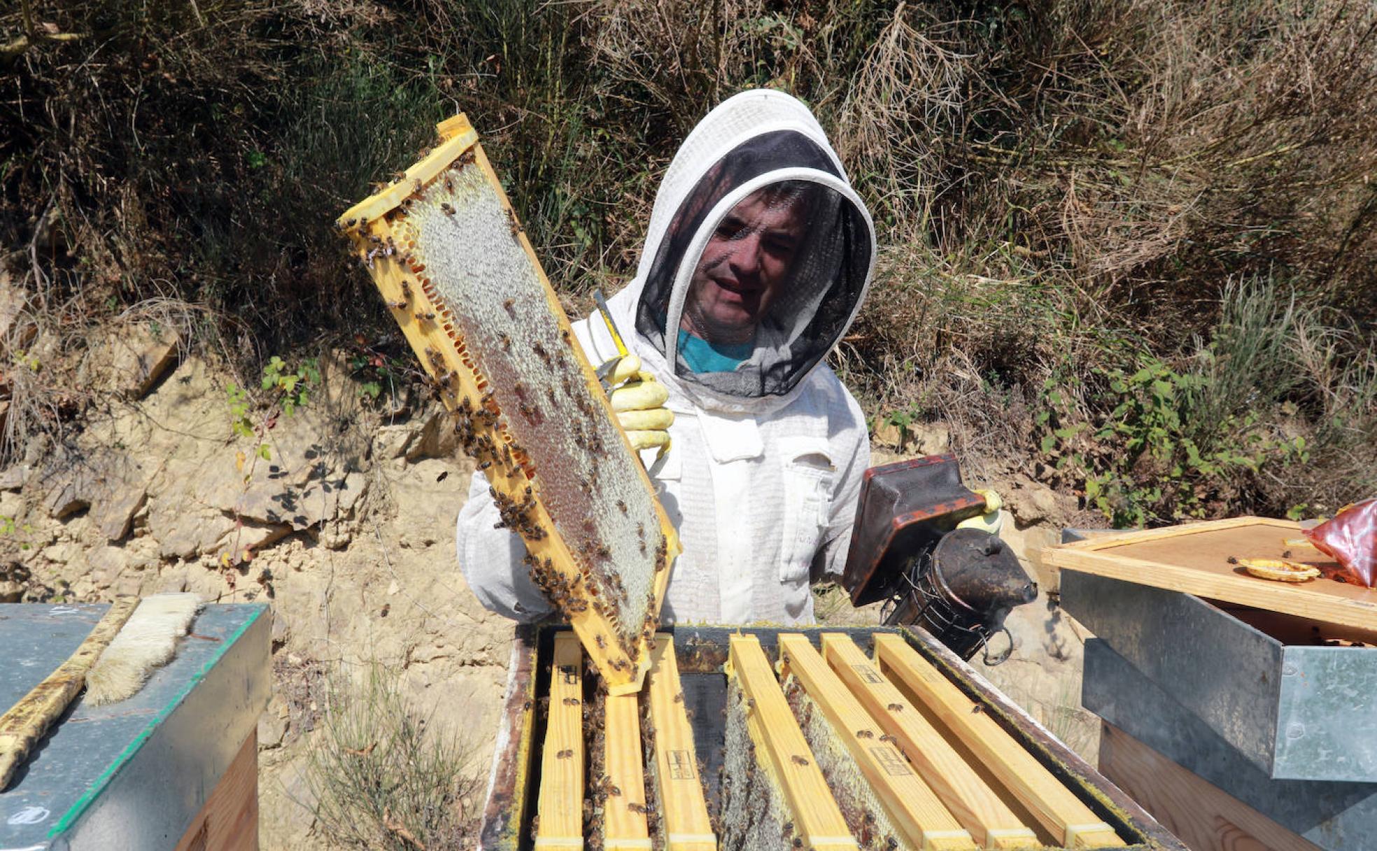 Jesús López, de Miel El Tío Ángel, en Cangas del Narcea.