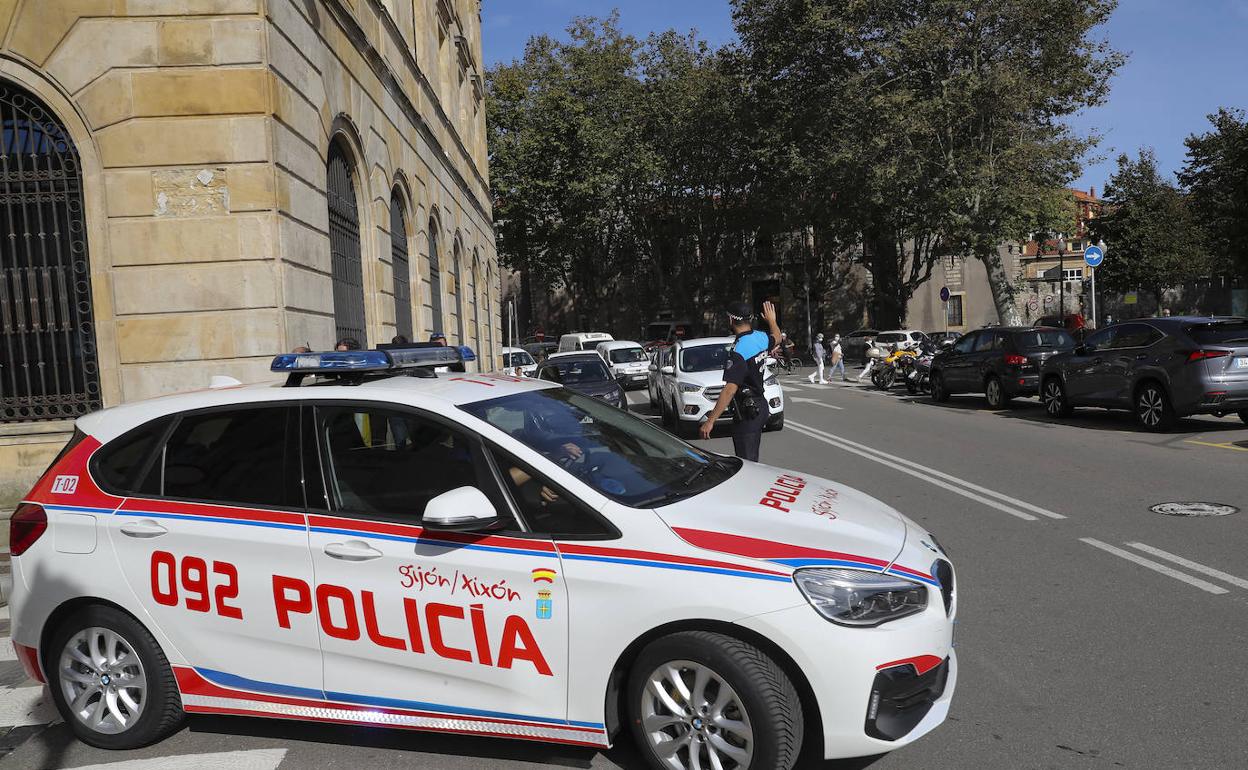 Un coche de la Policía Local de Gijón 