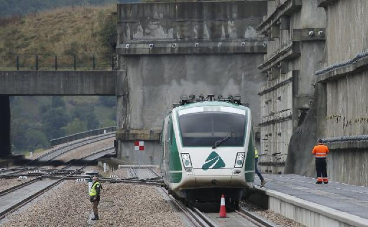 El tren de pruebas, en el lado asturiano de la variante. 