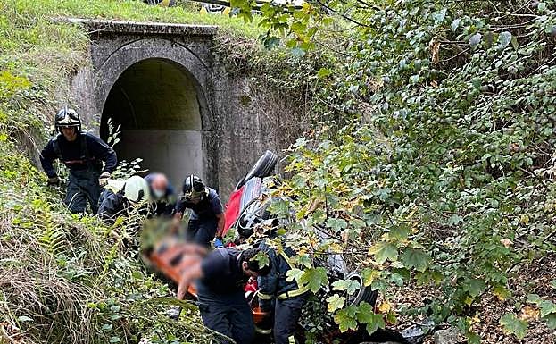 El rescate de los dos heridos efectuador por los Bomberos de Asturias. 