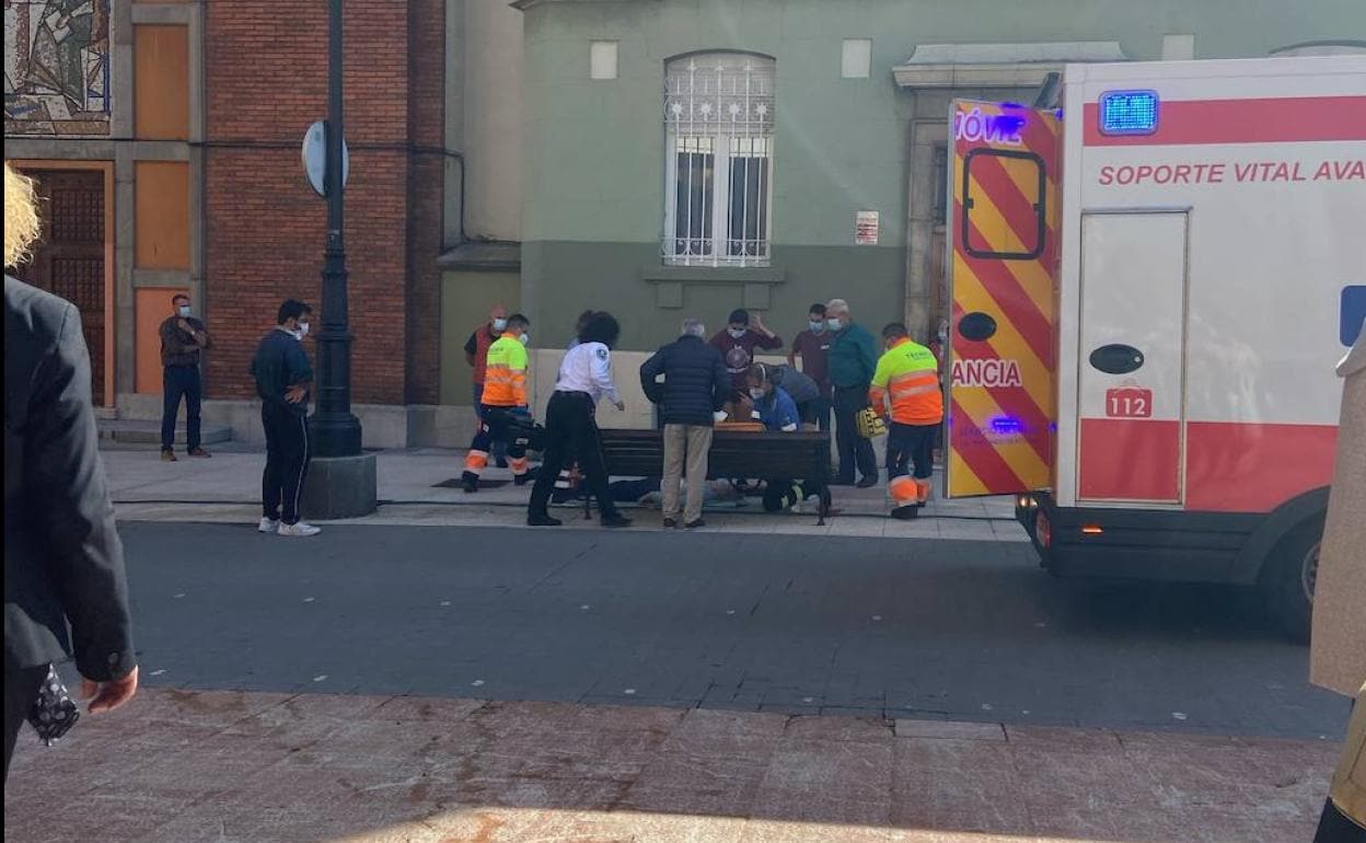 Fallece una mujer tras desplomarse en la calle en Oviedo