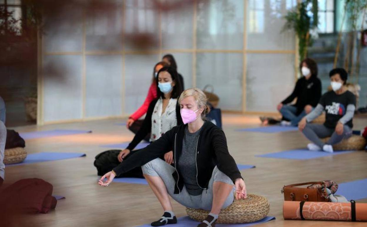 El profesor Nuno de Oliveira fue el encargado de guiar la clase que tomó como base el último libro de Emmanuele Carrère, 'Yoga'. 