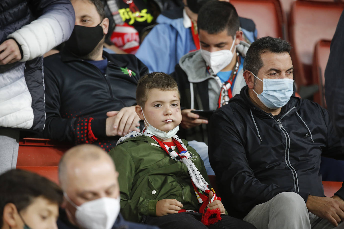 Fotos: ¿Estuviste en el Sporting - Alcorcón? ¡Búscate!