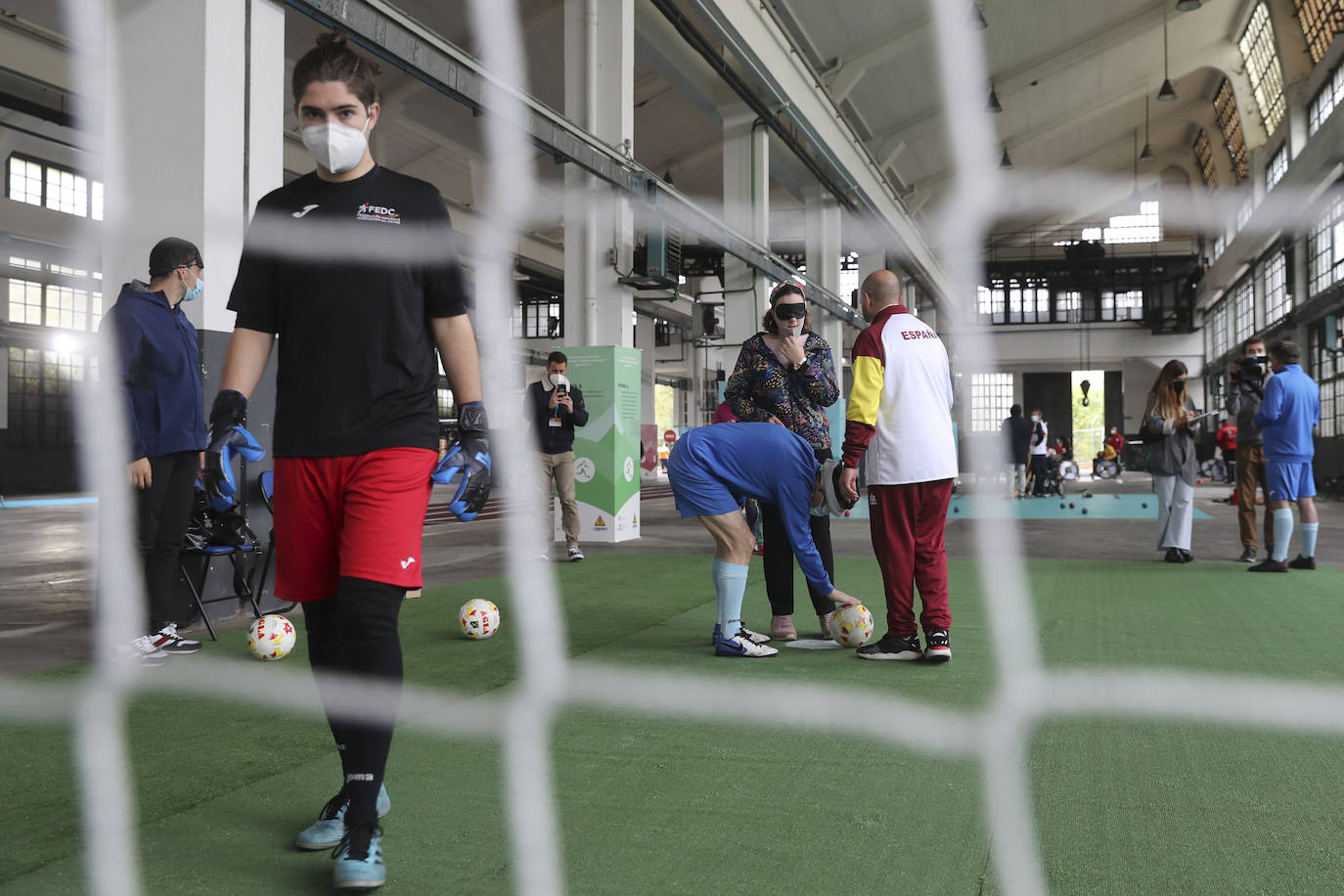 Los más pequeños han podido disfrutar ya de los minijuegos paralímpicos en la jornada de 'Homenaje a Teresa Perales' y del taller «Bolsas sobre la marcha» en el Espacio Steinem. Para los adultos también se han celebrado actividades como «Cuerpo consciente», inspirada en el libro 'Revolution from within' de la Premio Princesa de Asturias de Comunicación y Humanides 2021. 