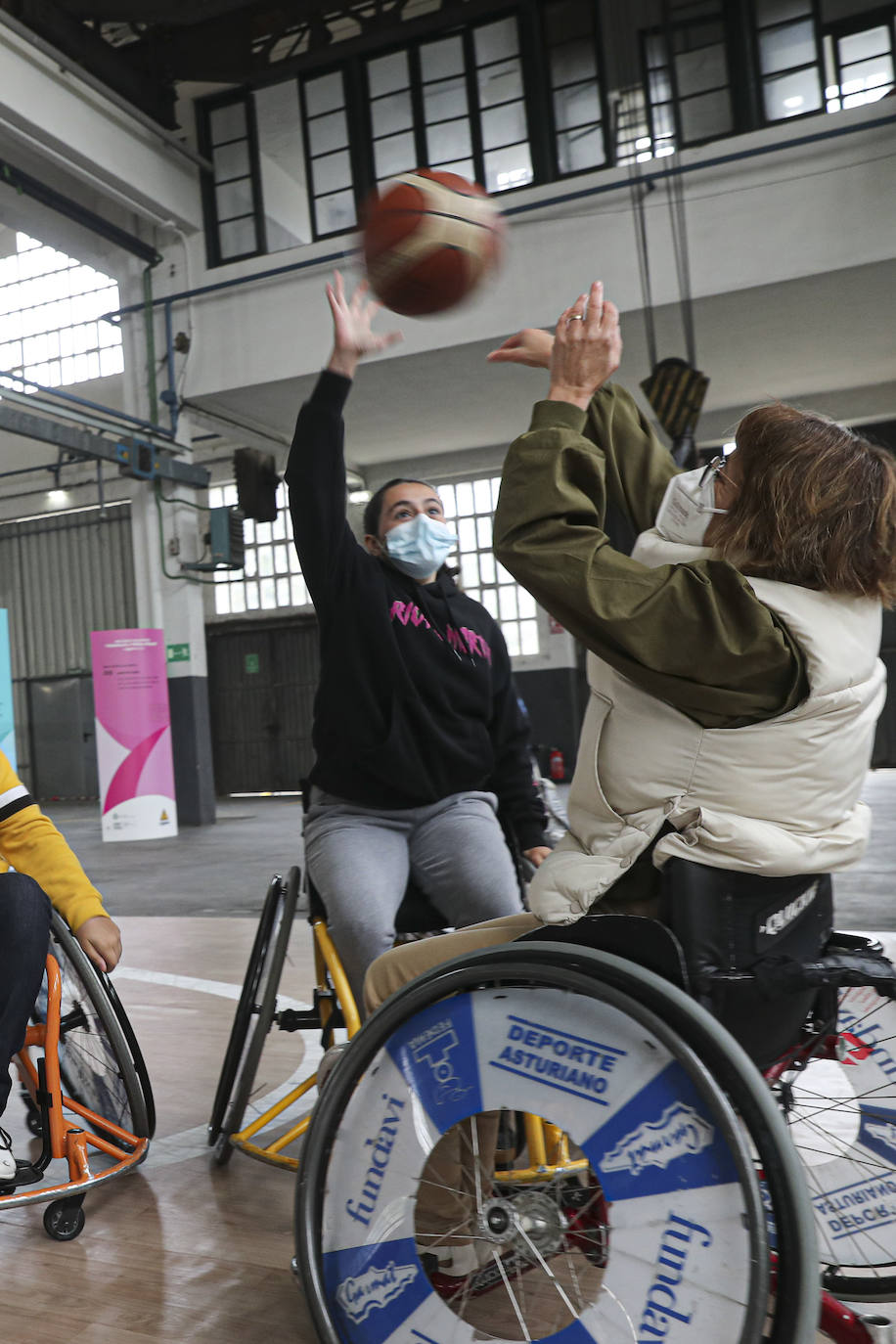 Los más pequeños han podido disfrutar ya de los minijuegos paralímpicos en la jornada de 'Homenaje a Teresa Perales' y del taller «Bolsas sobre la marcha» en el Espacio Steinem. Para los adultos también se han celebrado actividades como «Cuerpo consciente», inspirada en el libro 'Revolution from within' de la Premio Princesa de Asturias de Comunicación y Humanides 2021. 