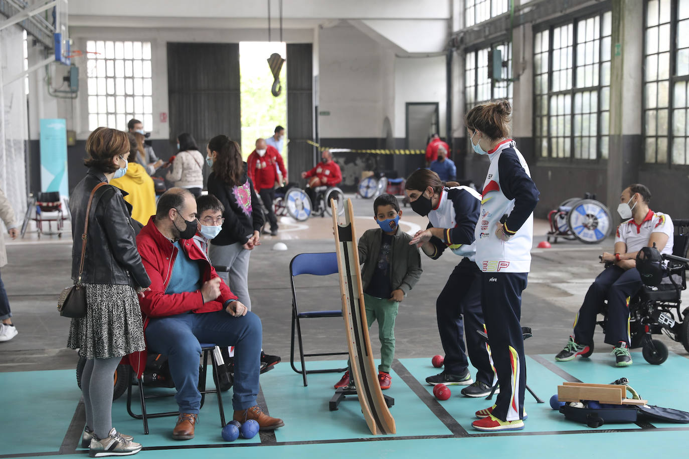 Los más pequeños han podido disfrutar ya de los minijuegos paralímpicos en la jornada de 'Homenaje a Teresa Perales' y del taller «Bolsas sobre la marcha» en el Espacio Steinem. Para los adultos también se han celebrado actividades como «Cuerpo consciente», inspirada en el libro 'Revolution from within' de la Premio Princesa de Asturias de Comunicación y Humanides 2021. 