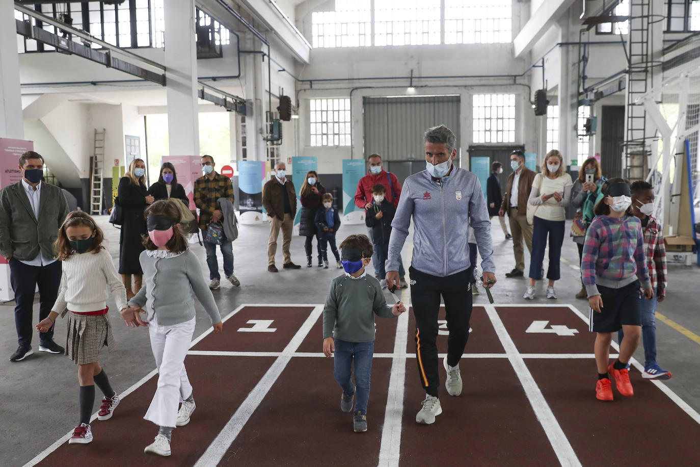 Los más pequeños han podido disfrutar ya de los minijuegos paralímpicos en la jornada de 'Homenaje a Teresa Perales' y del taller «Bolsas sobre la marcha» en el Espacio Steinem. Para los adultos también se han celebrado actividades como «Cuerpo consciente», inspirada en el libro 'Revolution from within' de la Premio Princesa de Asturias de Comunicación y Humanides 2021. 