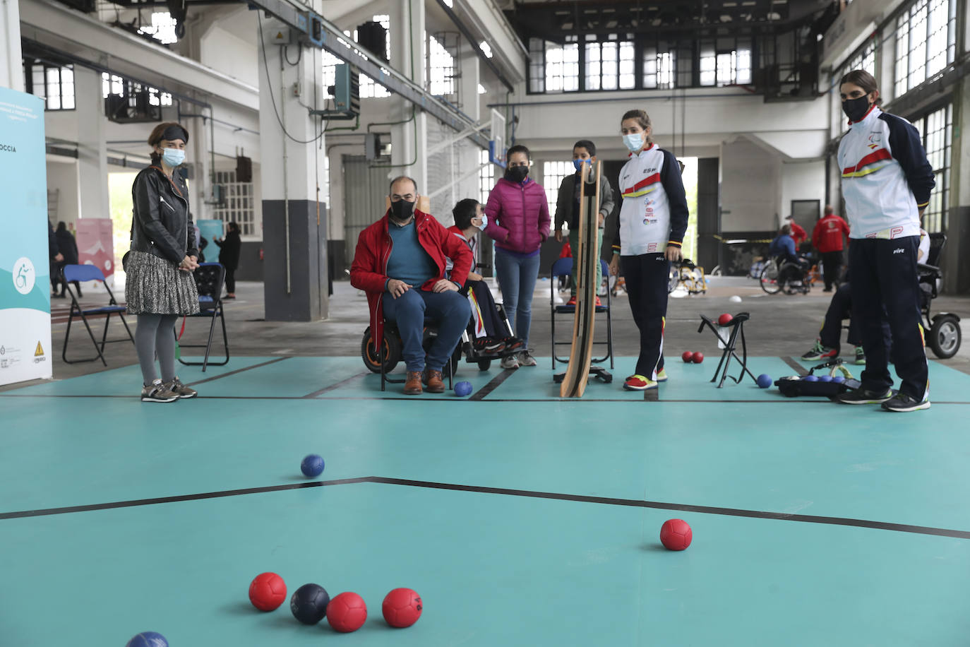 Los más pequeños han podido disfrutar ya de los minijuegos paralímpicos en la jornada de 'Homenaje a Teresa Perales' y del taller «Bolsas sobre la marcha» en el Espacio Steinem. Para los adultos también se han celebrado actividades como «Cuerpo consciente», inspirada en el libro 'Revolution from within' de la Premio Princesa de Asturias de Comunicación y Humanides 2021. 