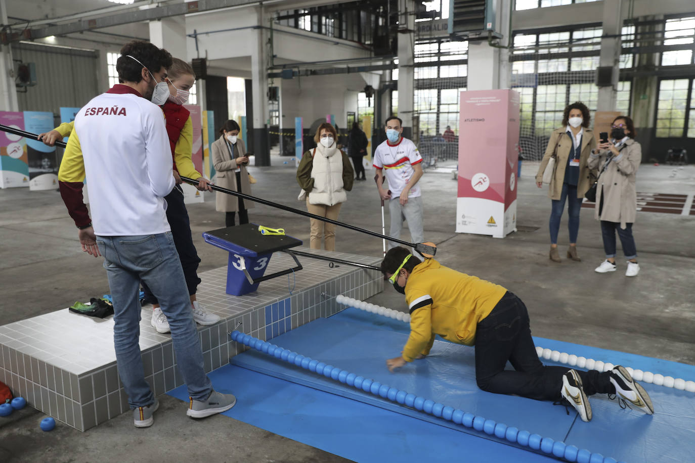 Los más pequeños han podido disfrutar ya de los minijuegos paralímpicos en la jornada de 'Homenaje a Teresa Perales' y del taller «Bolsas sobre la marcha» en el Espacio Steinem. Para los adultos también se han celebrado actividades como «Cuerpo consciente», inspirada en el libro 'Revolution from within' de la Premio Princesa de Asturias de Comunicación y Humanides 2021. 
