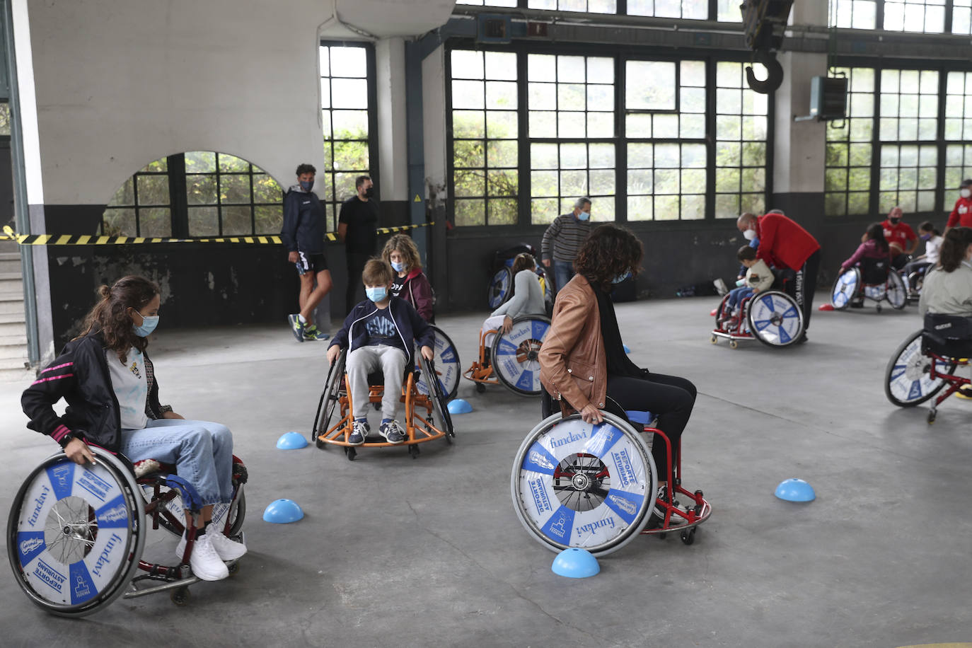 Los más pequeños han podido disfrutar ya de los minijuegos paralímpicos en la jornada de 'Homenaje a Teresa Perales' y del taller «Bolsas sobre la marcha» en el Espacio Steinem. Para los adultos también se han celebrado actividades como «Cuerpo consciente», inspirada en el libro 'Revolution from within' de la Premio Princesa de Asturias de Comunicación y Humanides 2021. 