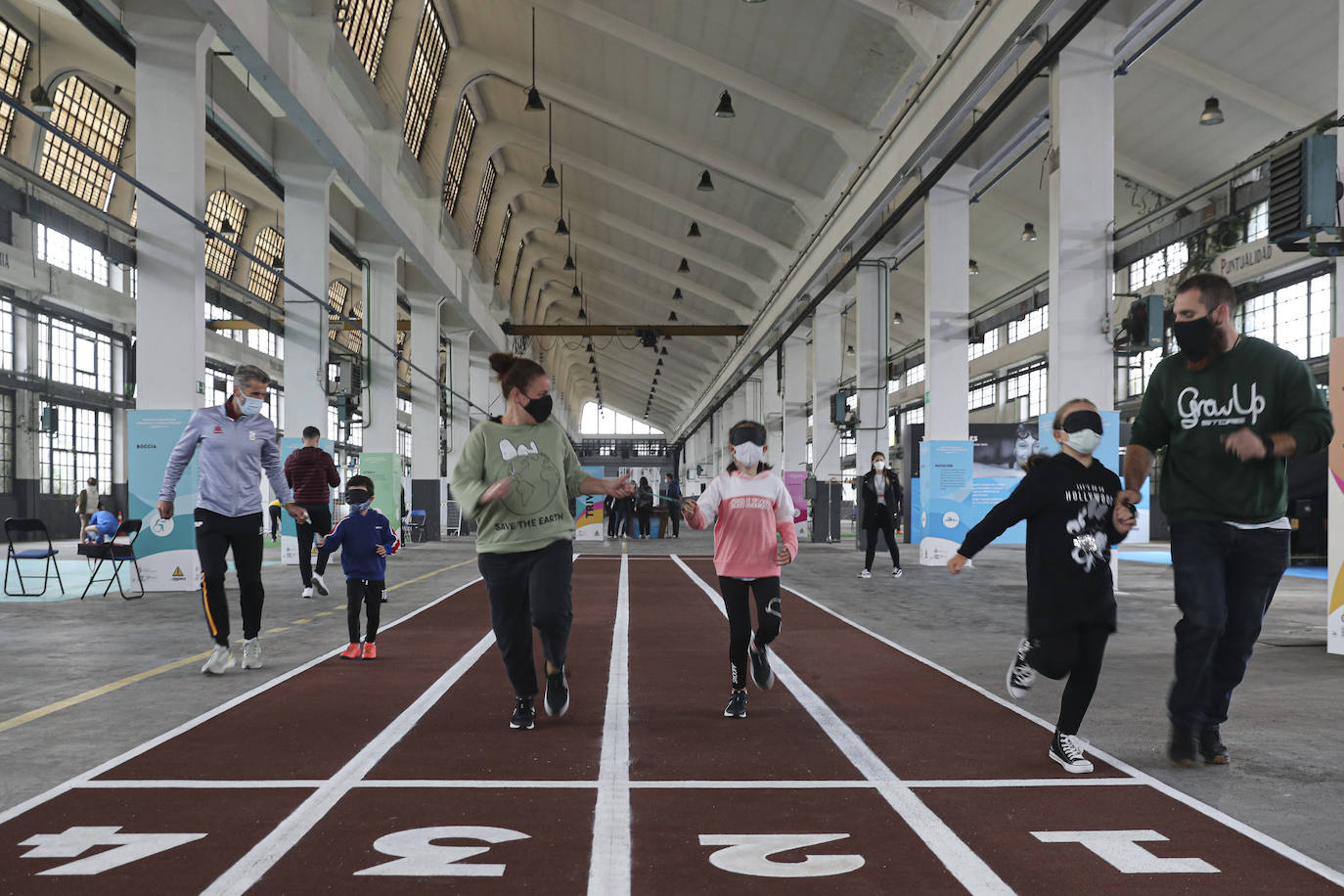 Los más pequeños han podido disfrutar ya de los minijuegos paralímpicos en la jornada de 'Homenaje a Teresa Perales' y del taller «Bolsas sobre la marcha» en el Espacio Steinem. Para los adultos también se han celebrado actividades como «Cuerpo consciente», inspirada en el libro 'Revolution from within' de la Premio Princesa de Asturias de Comunicación y Humanides 2021. 