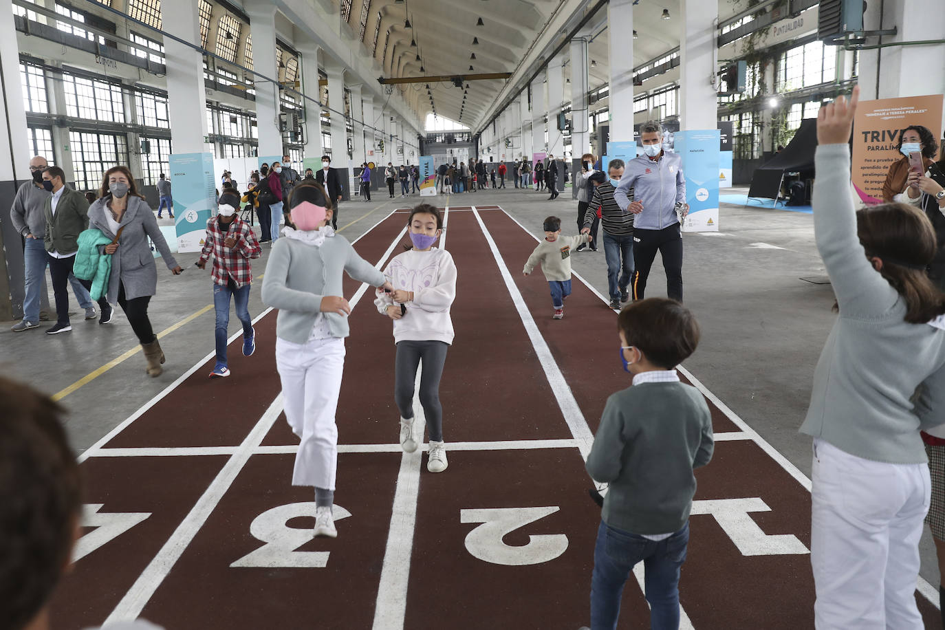 Los más pequeños han podido disfrutar ya de los minijuegos paralímpicos en la jornada de 'Homenaje a Teresa Perales' y del taller «Bolsas sobre la marcha» en el Espacio Steinem. Para los adultos también se han celebrado actividades como «Cuerpo consciente», inspirada en el libro 'Revolution from within' de la Premio Princesa de Asturias de Comunicación y Humanides 2021. 