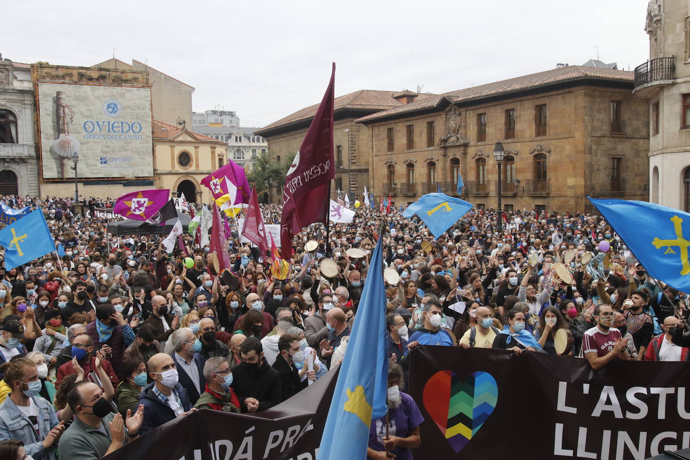 Miles de personas recorren el centro de Oviedo en la concentración por la oficialidad de la llingua. 